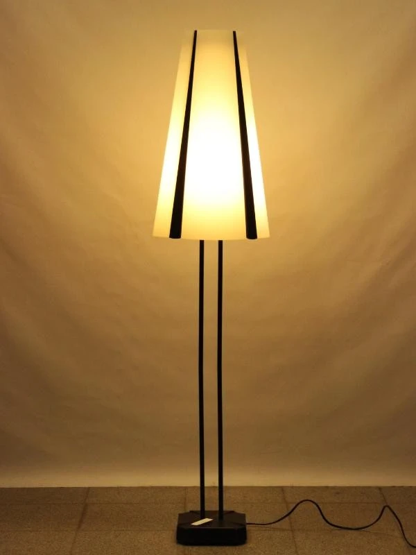 IKEA VISTOFTA staande leeslamp – zwart met witte lampscherm en voetschakelaar - foto 9