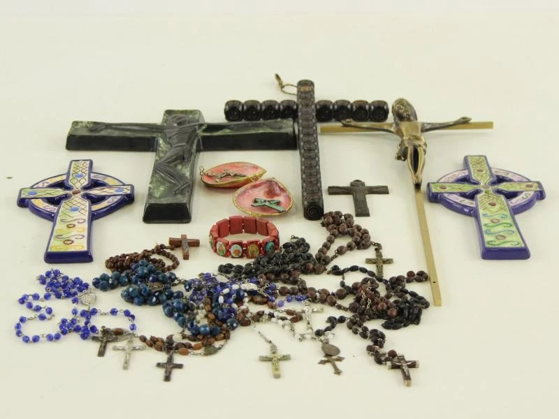 Religieus lot met kruisen, rozenkransen & Salvador Dalí print - foto 2