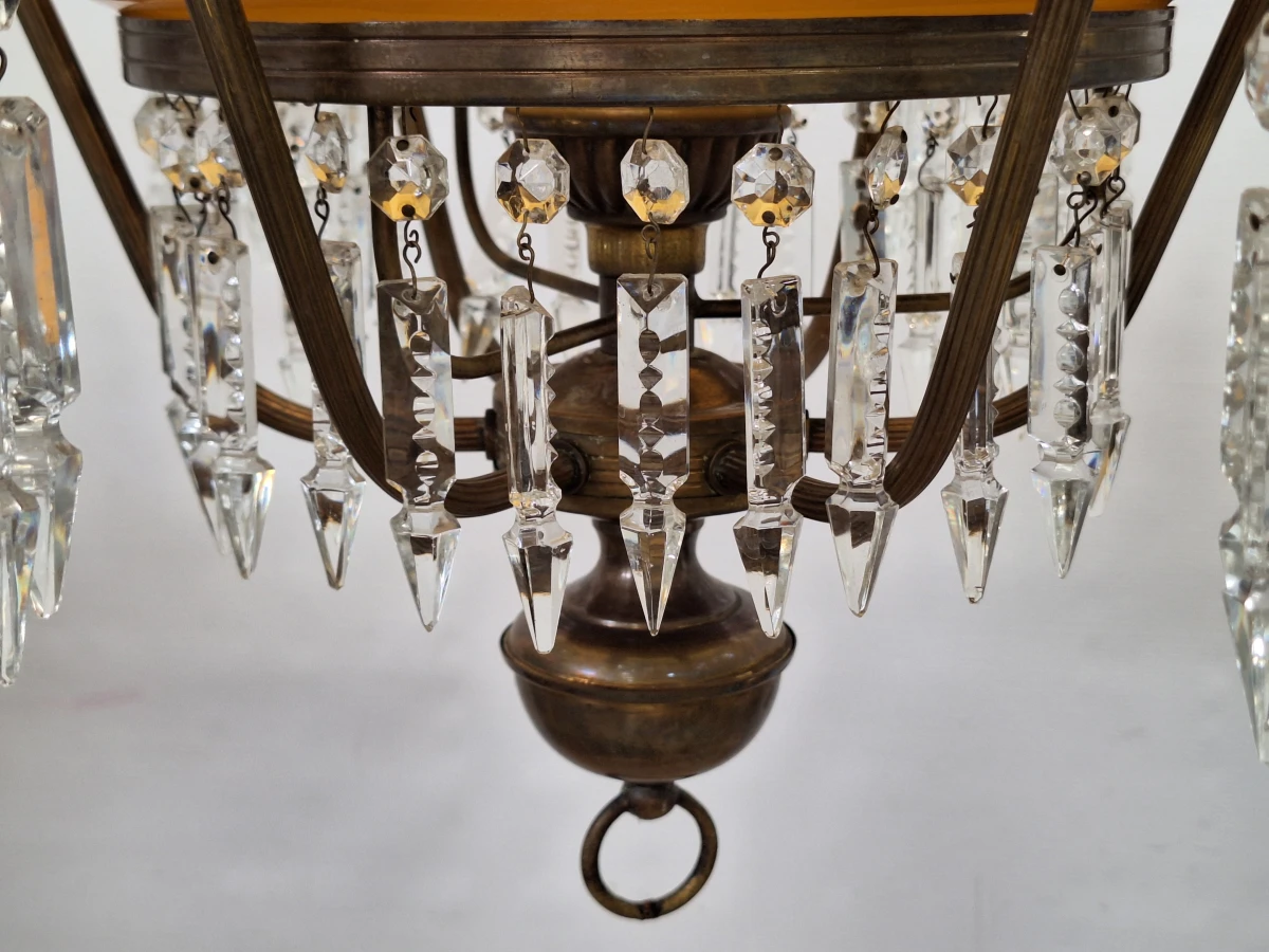 Antieke messing hanglamp met amberkleurig opaline glas en kristallen hangers - foto 10