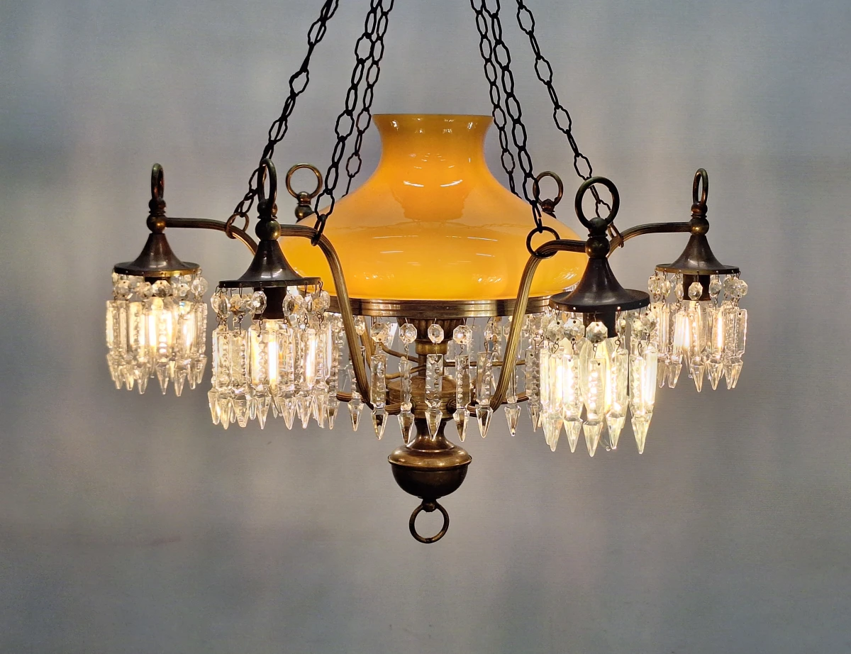 Antieke messing hanglamp met amberkleurig opaline glas en kristallen hangers - foto 2