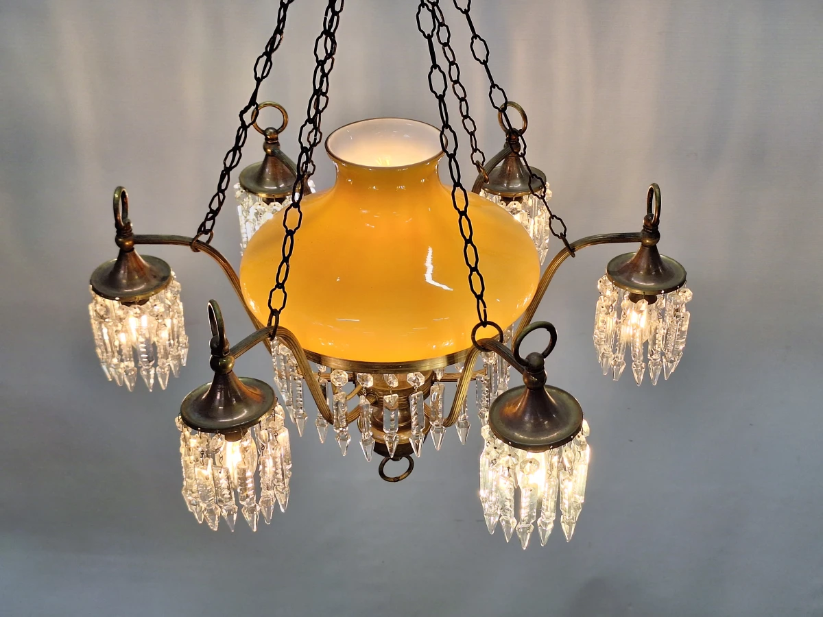 Antieke messing hanglamp met amberkleurig opaline glas en kristallen hangers - foto 5