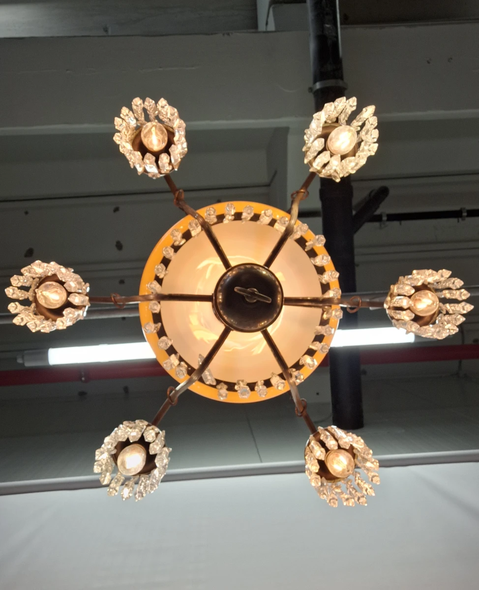 Antieke messing hanglamp met amberkleurig opaline glas en kristallen hangers - foto 12