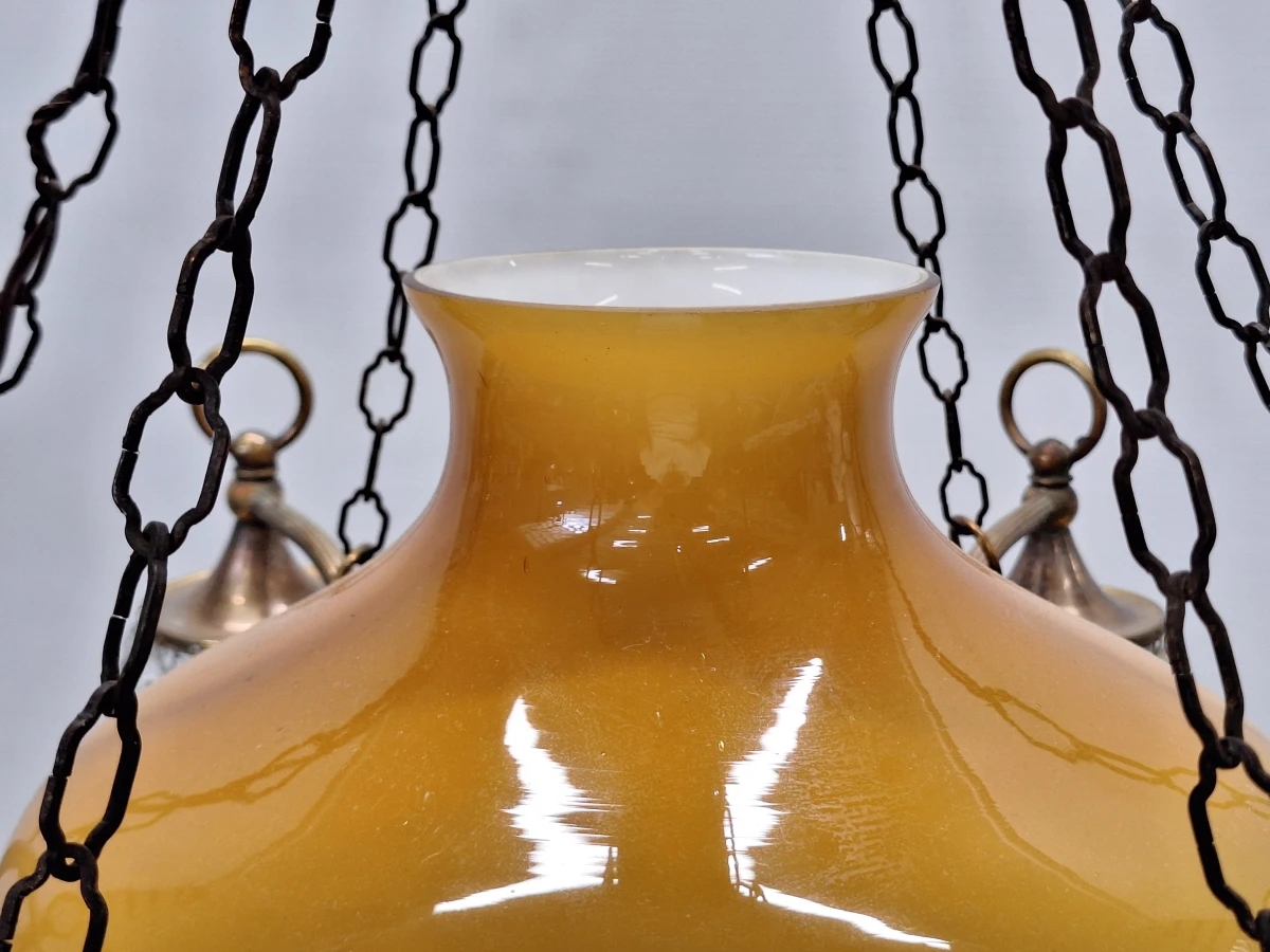 Antieke messing hanglamp met amberkleurig opaline glas en kristallen hangers - foto 11