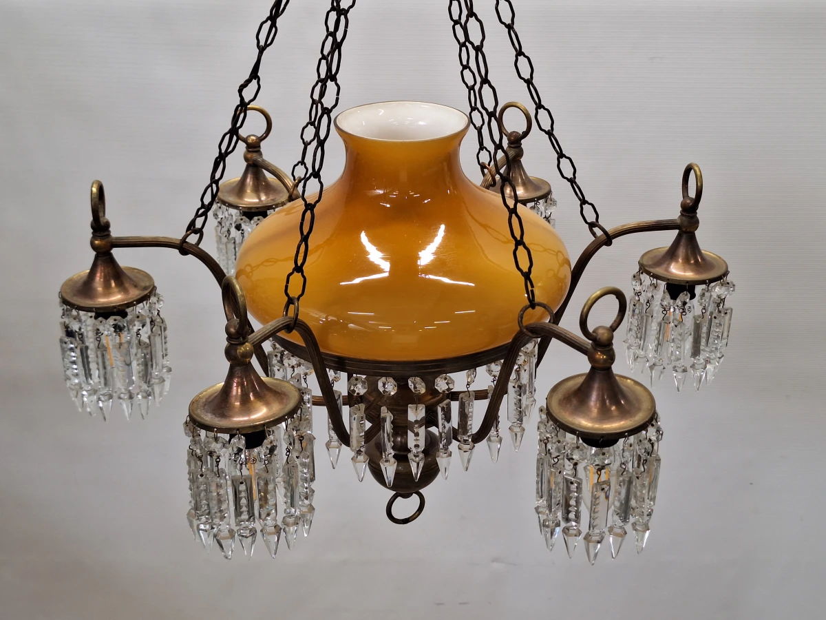 Antieke messing hanglamp met amberkleurig opaline glas en kristallen hangers - foto 7