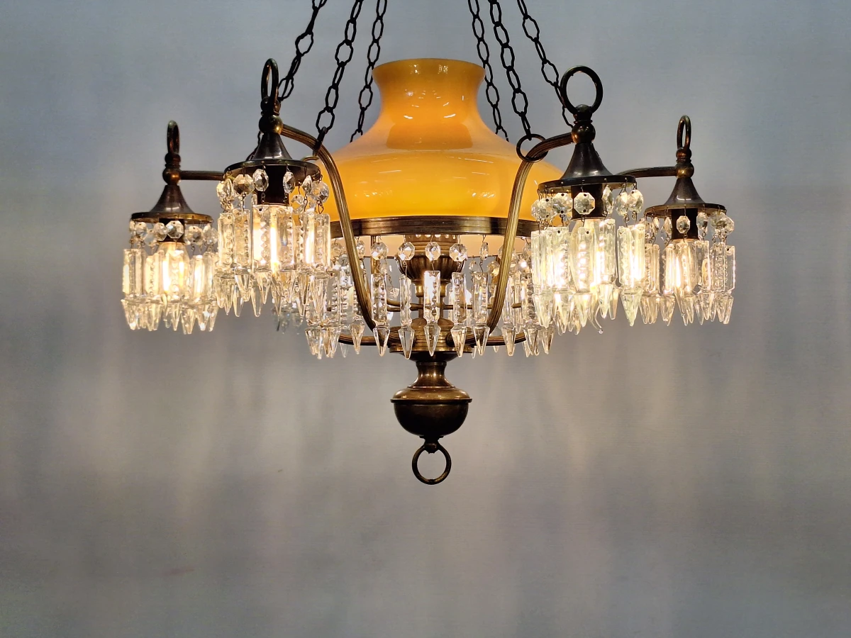 Antieke messing hanglamp met amberkleurig opaline glas en kristallen hangers - foto 3