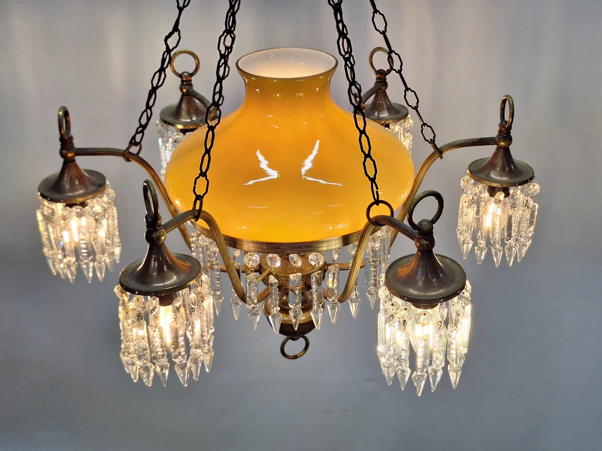 Antieke messing hanglamp met amberkleurig opaline glas en kristallen hangers - foto 4