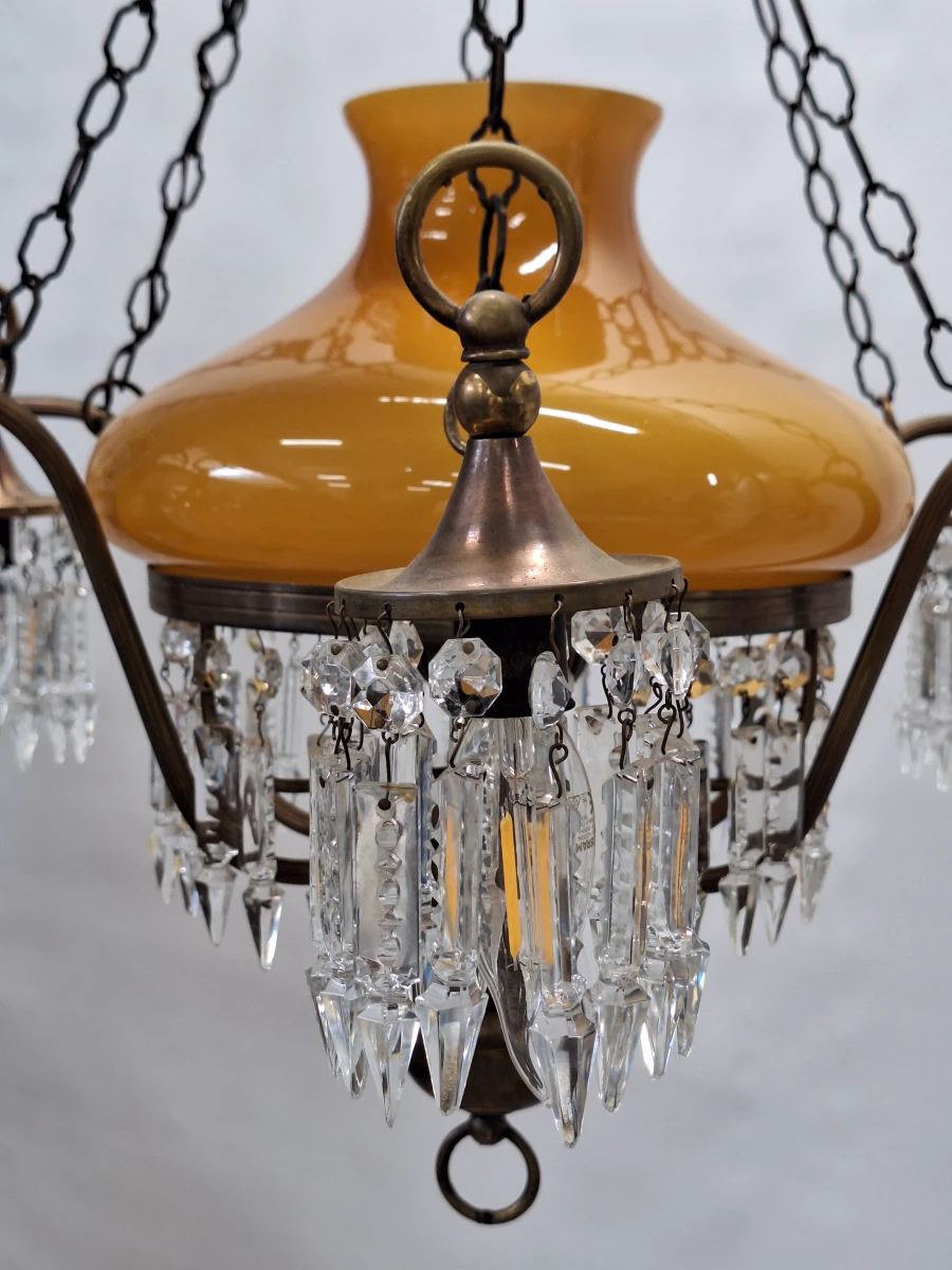 Antieke messing hanglamp met amberkleurig opaline glas en kristallen hangers - foto 9