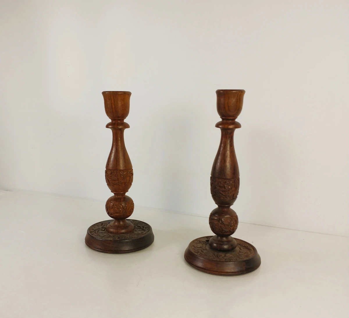 Paar vintage handgesneden houten kandelaars met bloemmotieven - foto 2