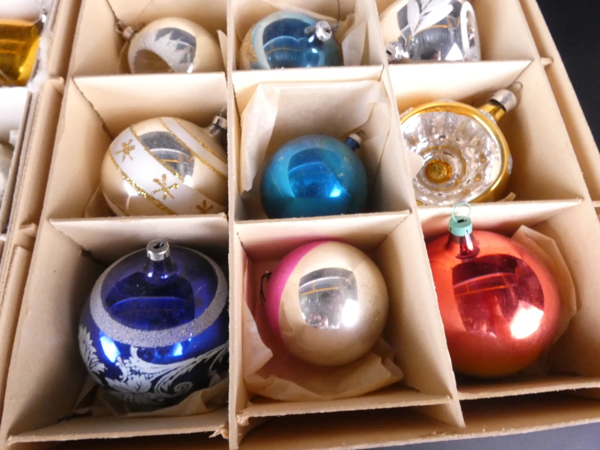Set vintage kerstballen en piek in dozen - foto 10