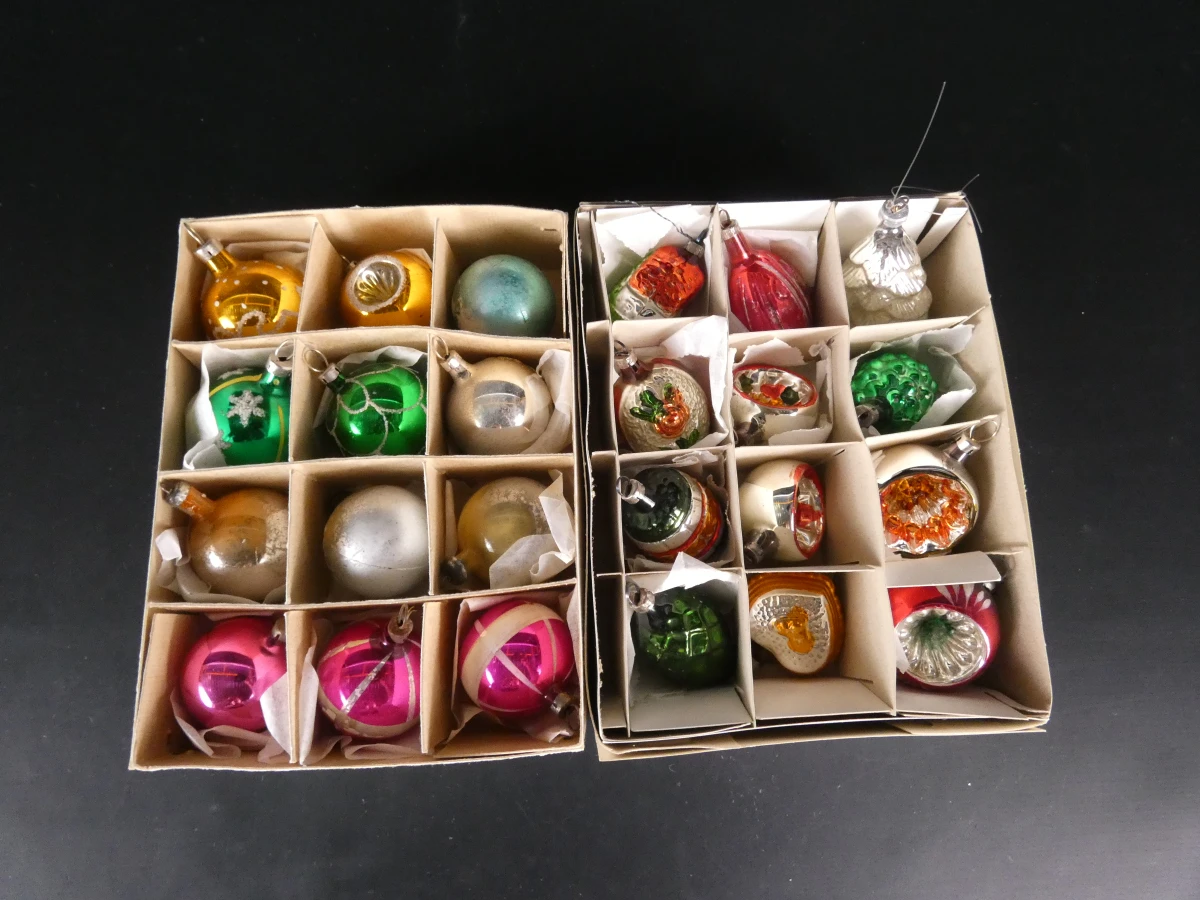 Set vintage kerstballen en piek in dozen - foto 11