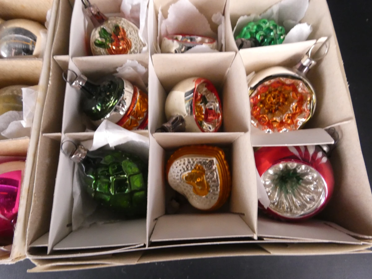 Set vintage kerstballen en piek in dozen - foto 15