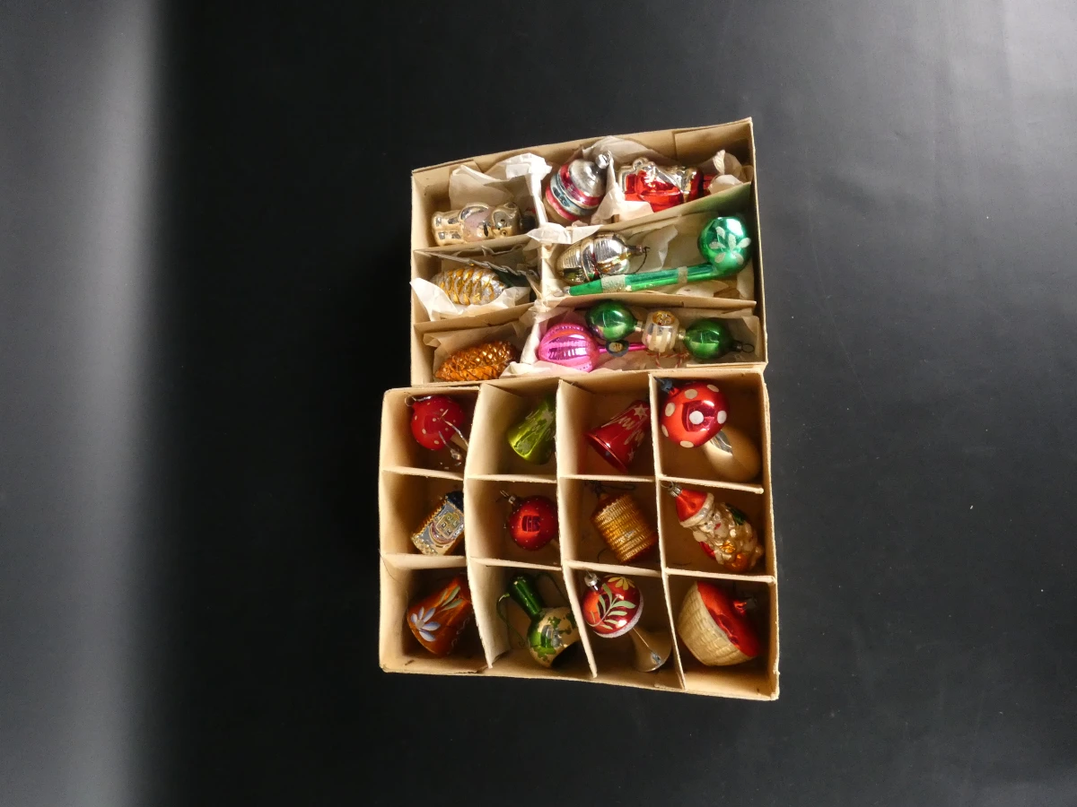 Set vintage kerstballen en piek in dozen - foto 16