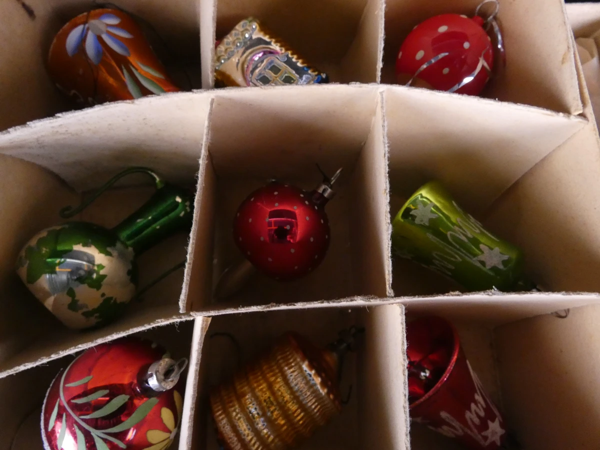 Set vintage kerstballen en piek in dozen - foto 19