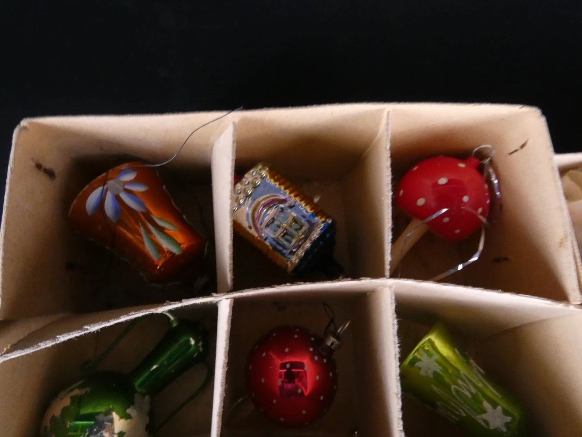 Set vintage kerstballen en piek in dozen - foto 20
