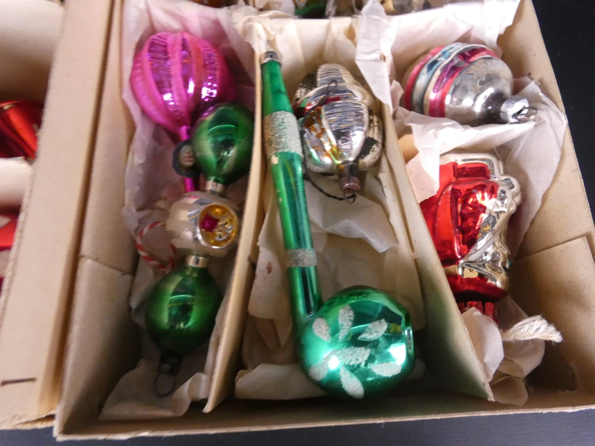 Set vintage kerstballen en piek in dozen - foto 21