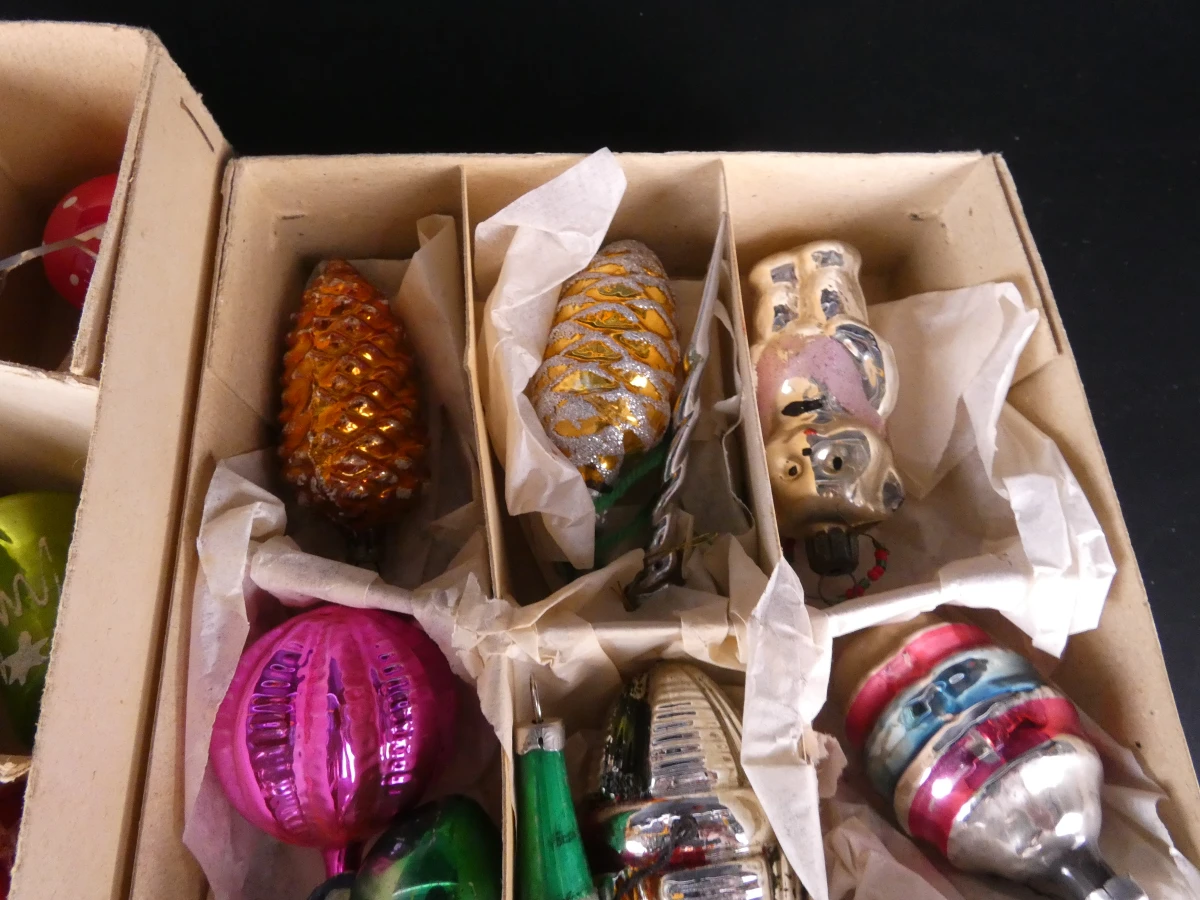 Set vintage kerstballen en piek in dozen - foto 22
