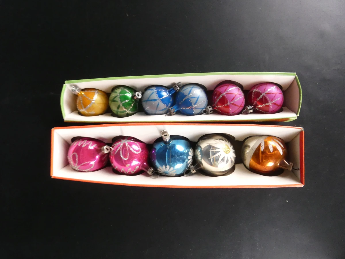 Set vintage kerstballen en piek in dozen - foto 23