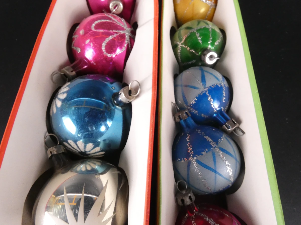 Set vintage kerstballen en piek in dozen - foto 25