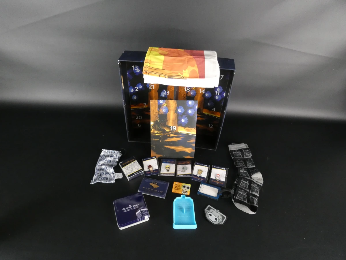 Doctor Who verzamelset met kaarten, pins, sokken en accessoires - foto 6
