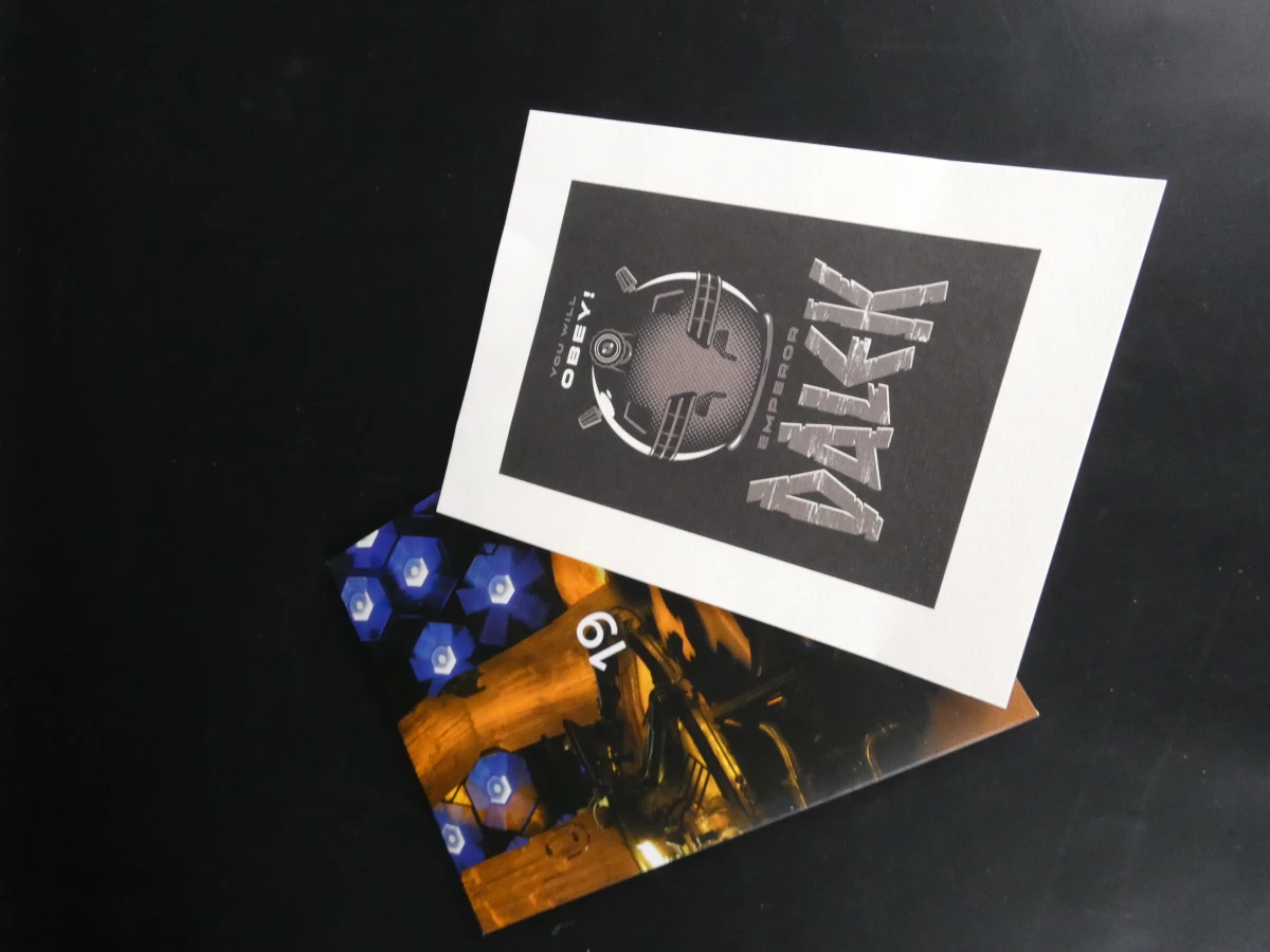 Doctor Who verzamelset met kaarten, pins, sokken en accessoires - foto 7