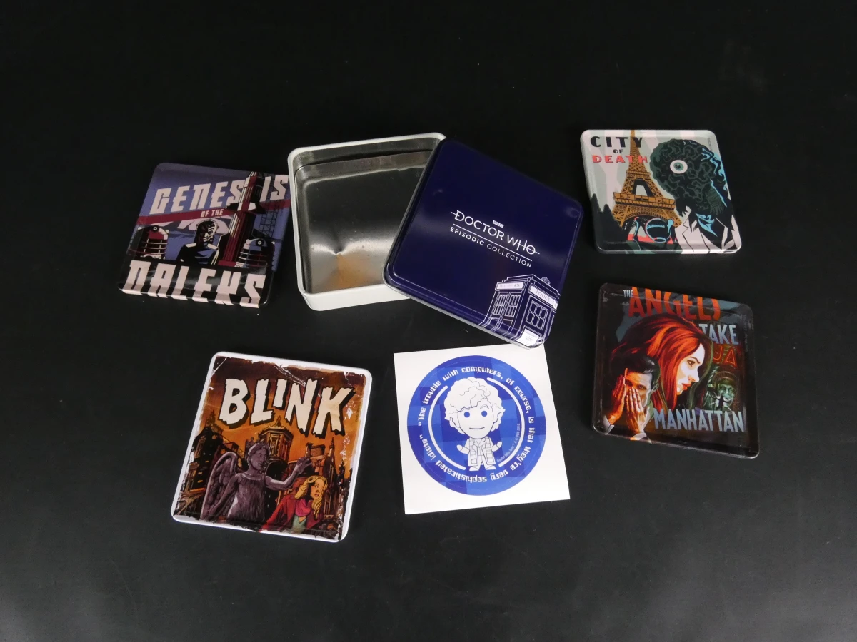 Doctor Who verzamelset met kaarten, pins, sokken en accessoires - foto 9