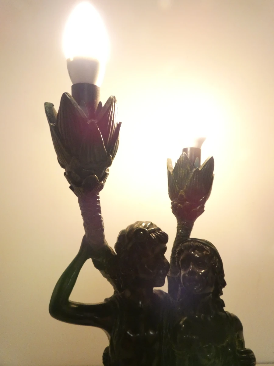 Bloemvormige lamp met standbeeldengroep Jonge Geliefden - foto 6