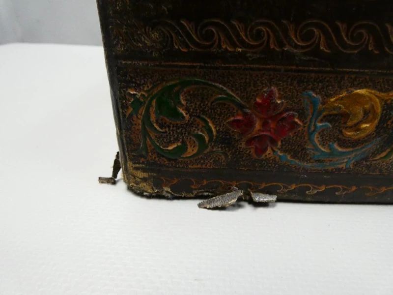 Kist met gekleurd reliëfleer en damasten binnenbekleding - foto 9