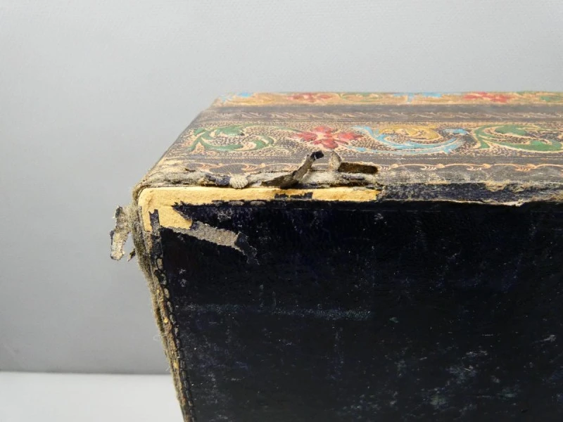 Kist met gekleurd reliëfleer en damasten binnenbekleding - foto 11