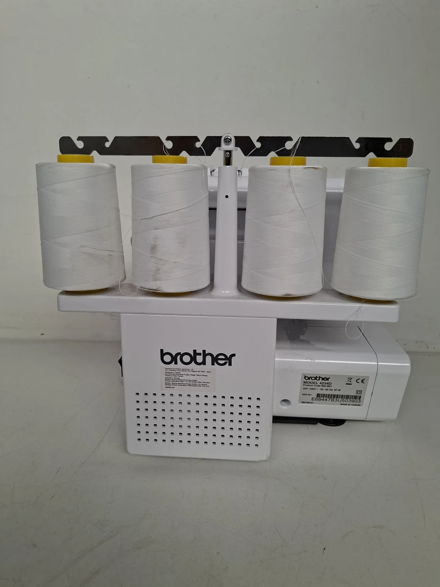 Brother 4234D Overlockmachine – Zeer Complete Set (iF Design Award Winnaar) - foto 4