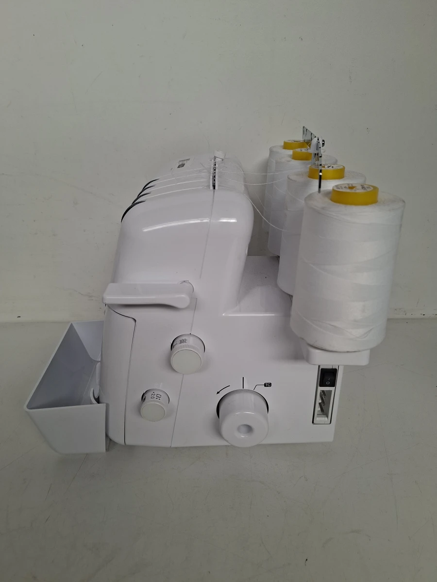 Brother 4234D Overlockmachine – Zeer Complete Set (iF Design Award Winnaar) - foto 2