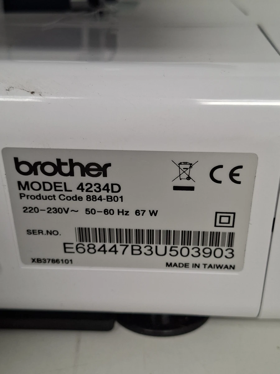 Brother 4234D Overlockmachine – Zeer Complete Set (iF Design Award Winnaar) - foto 3