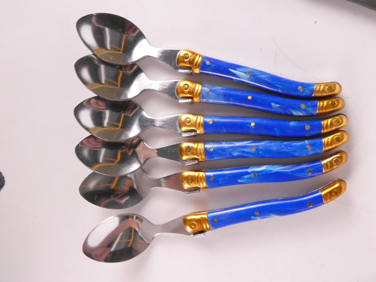 Set Laguiole gemerkt bestek met blauwe en ivoorkleurige handvatten - foto 5
