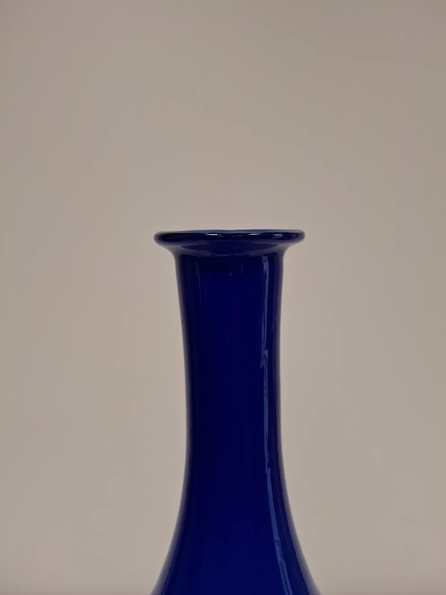 Blauwe glazen vaas met smalle hals - foto 4