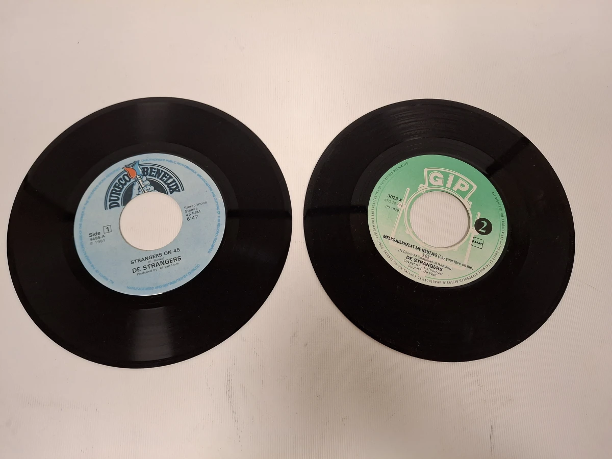 Lot singles en elpees van De Strangers - foto 6