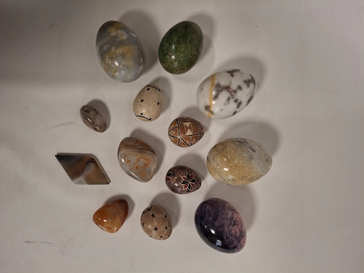 Set van diverse gepolijste mineralen en stenen eieren - foto 2
