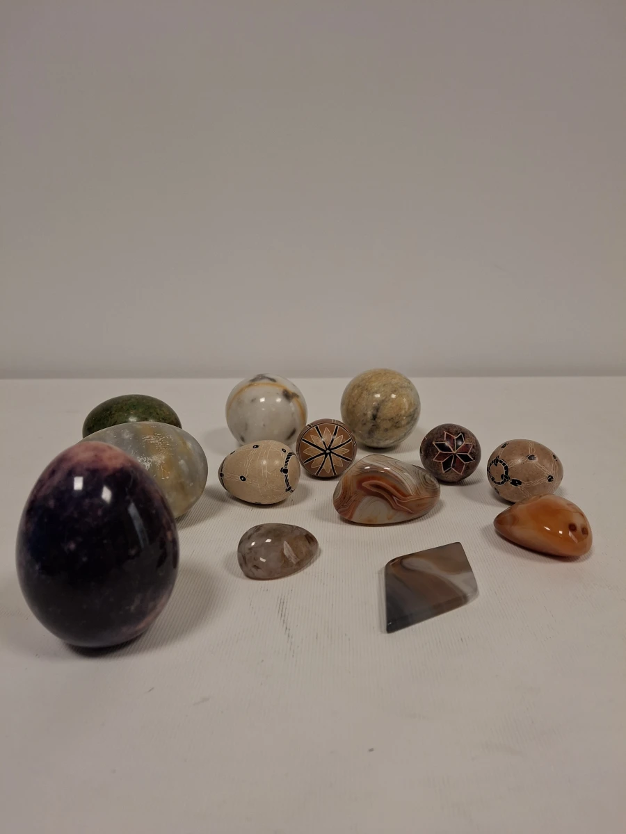 Set van diverse gepolijste mineralen en stenen eieren - foto 4