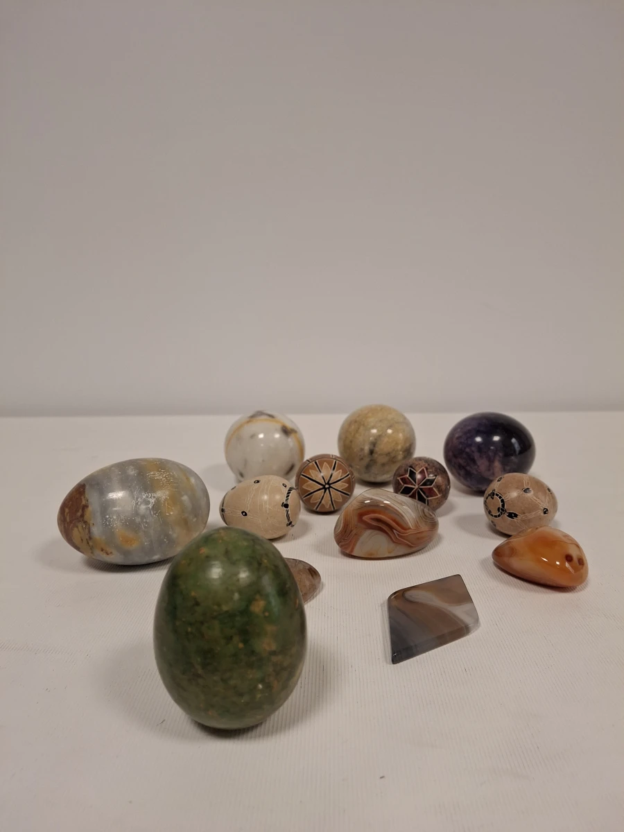 Set van diverse gepolijste mineralen en stenen eieren - foto 3