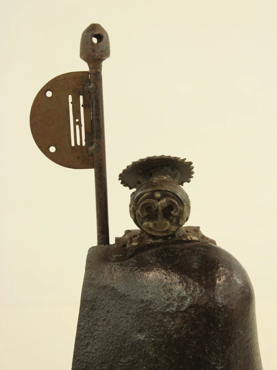 Industrieel metalen ridderbeeld met speer - foto 5