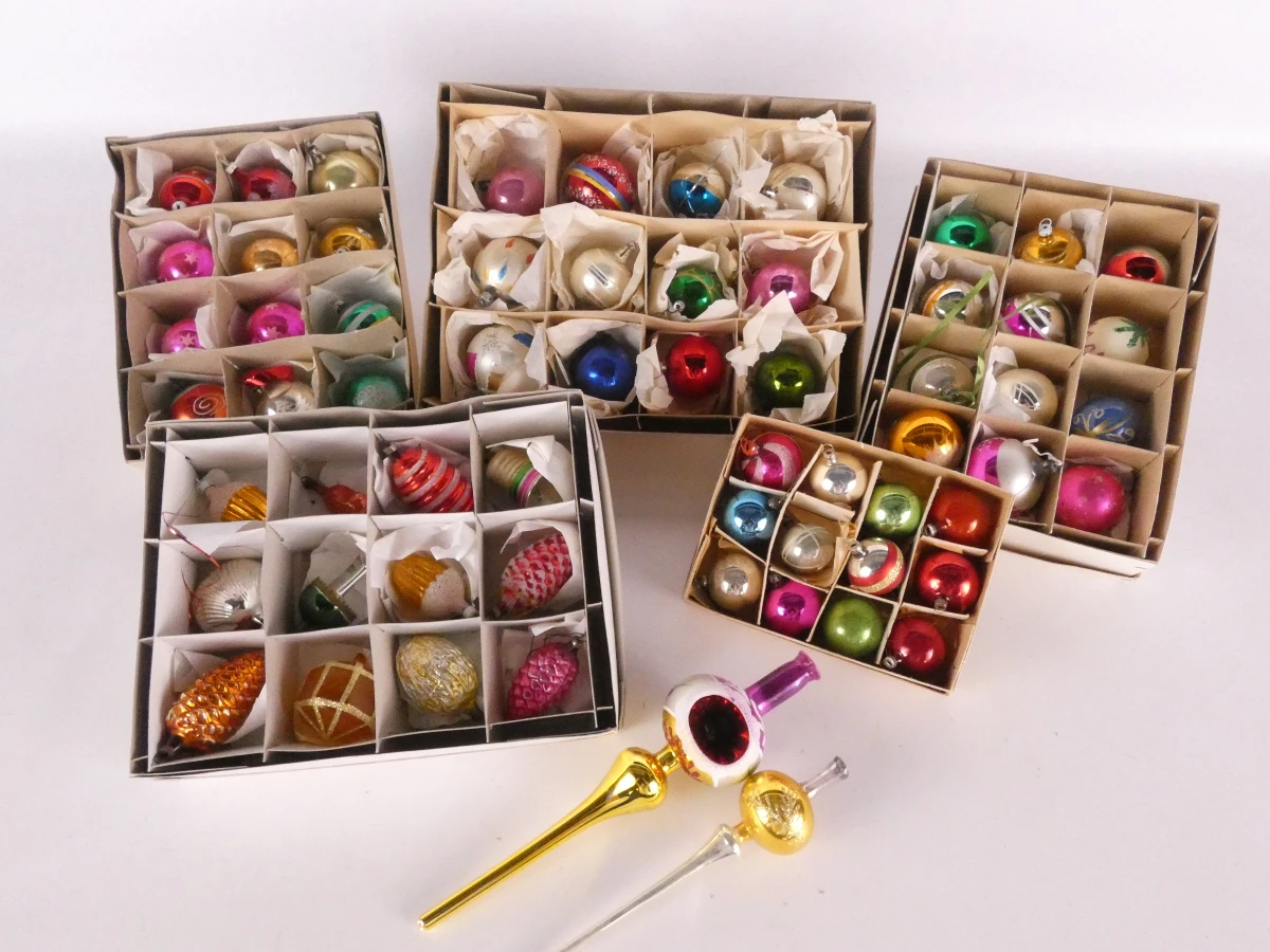 Set vintage 60 kerstballen en 2 pieken in doos - foto 2