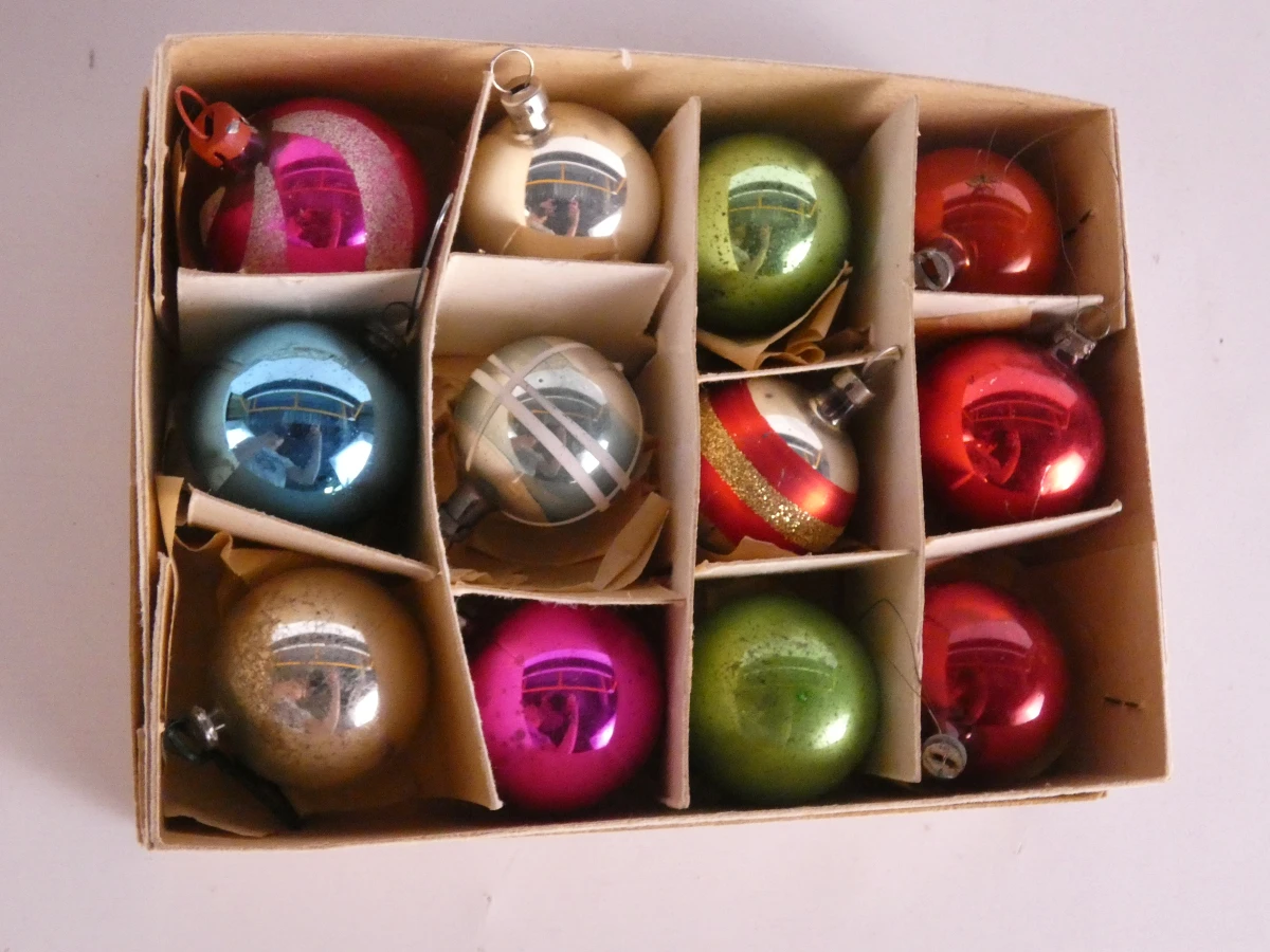 Set vintage 60 kerstballen en 2 pieken in doos - foto 5