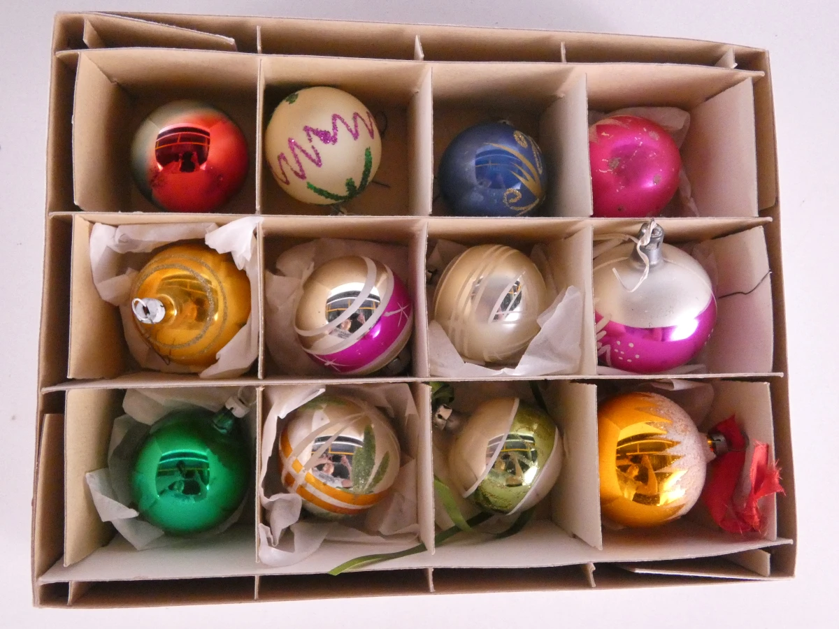 Set vintage 60 kerstballen en 2 pieken in doos - foto 8