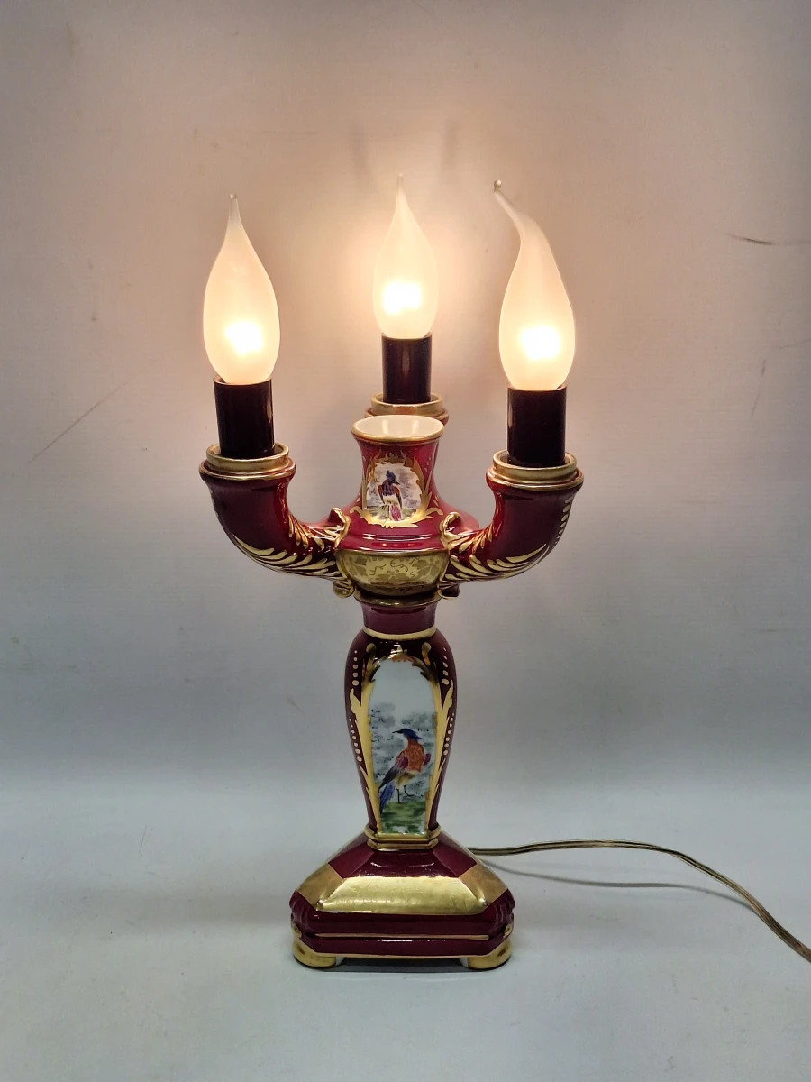 Vintage Porseleinen Kandelaarlamp - Bordeaux & Goud met Handgeschilderde Vogels – kavel bij De Kringwinkel, Gent