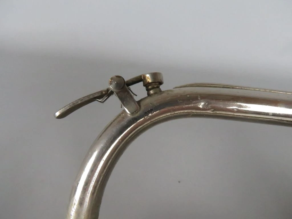 Verzilverd bugelblaasinstrument met drie ventielen - foto 5