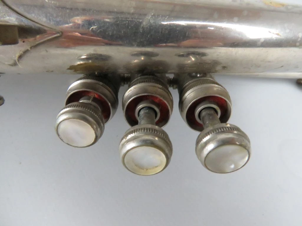 Verzilverd bugelblaasinstrument met drie ventielen - foto 3