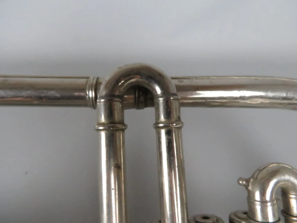 Verzilverd bugelblaasinstrument met drie ventielen - foto 6