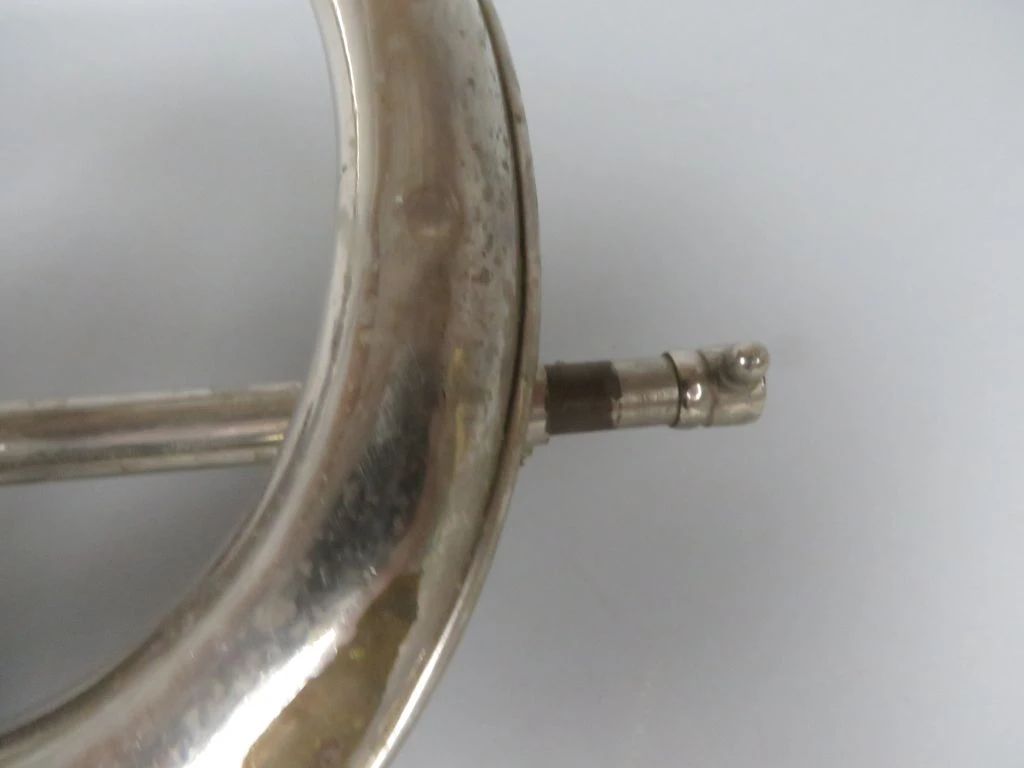 Verzilverd bugelblaasinstrument met drie ventielen - foto 7
