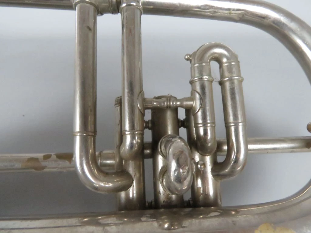 Verzilverd bugelblaasinstrument met drie ventielen - foto 4