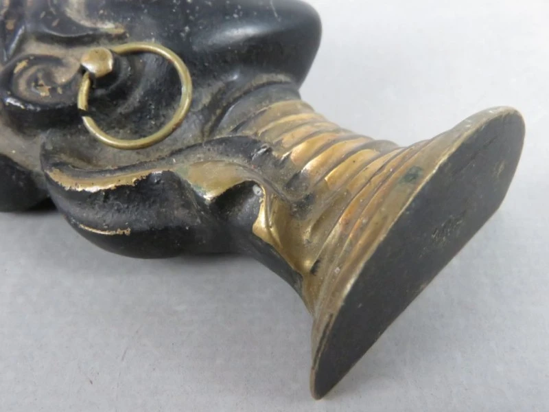Vintage metalen beeldje van een vrouwenhoofd met ringkraag - foto 4
