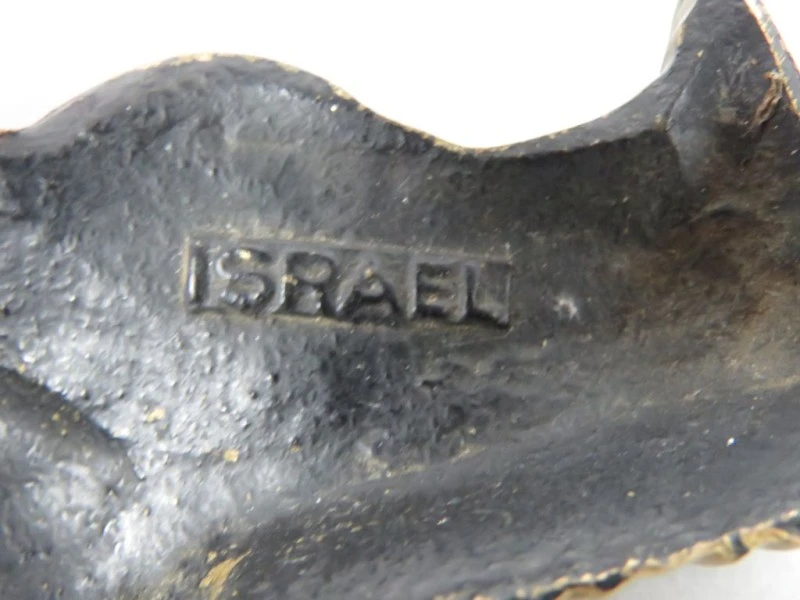 Vintage metalen beeldje van een vrouwenhoofd met ringkraag - foto 3