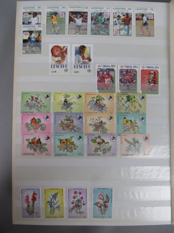 Postzegelverzameling in album met diverse Botswana postzegels - foto 24